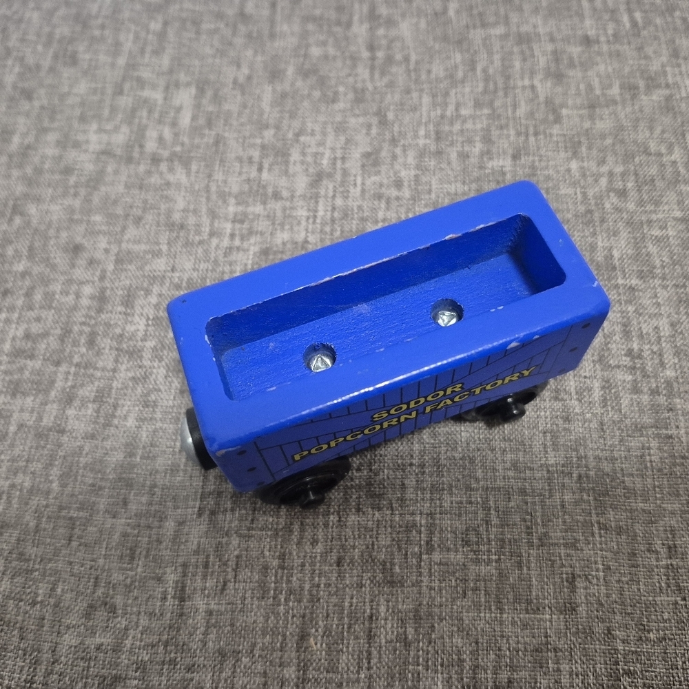 Thomas & Friends Wooden Railway Sodor Popcorn Factory cargo car - Picture 3 of 4